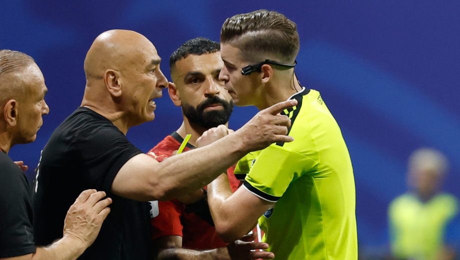 Los reclamos de Hassan y Salah al árbitro francés Francois Letexier en el duelo ante Argentina. (Foto: AP)