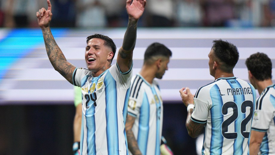 Enzo Fernández conectó de cabeza el centro preciso enviado por Lautaro Martínez para el 3-2 final. (AP Photo/Jacob Kupferman)