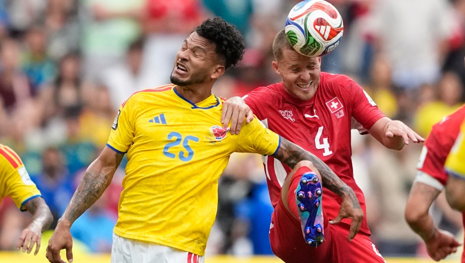 Luis Suárez, de Colombia, disputa un balón con Nico Elvedi, de Suiza, en el duelo de octavos de final. (AP Foto/Lindsey Wasson)