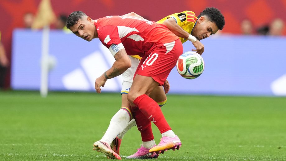 Granit Xhaka, Luis Díaz, y un reflejo de lo que está siendo el disputado partido por los octavos de final. (Foto: AP)
