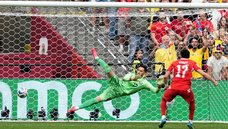 Ruben Vargas la cruzó, Camilo Vargas se jugó al otro lado y Suiza avanzó a los cuartos de final. (Foto: AP)