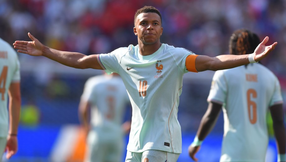 (AP) No le pierde pisada. Mbappé anotó su octavo gol en el Mundial, la misma cifra que el argentino Lionel Messi. 