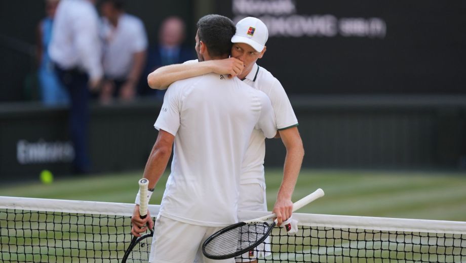 Jannik fue letal ante Nole en el césped de Londres. (Fotos AP)