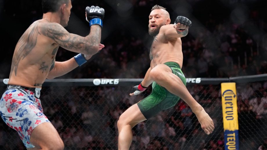 (AP). El momento en que el irlandés intenta la patada voladora y se lesiona su rodilla. 