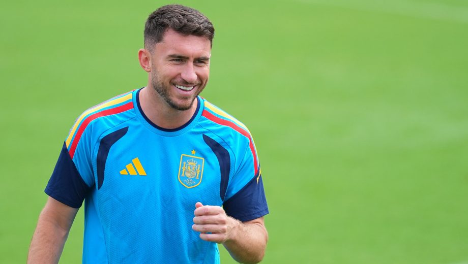Aymeric Laporte, zaguero central de España, calentó la previa de la final del Mundial ante la Selección. (Foto: AP)