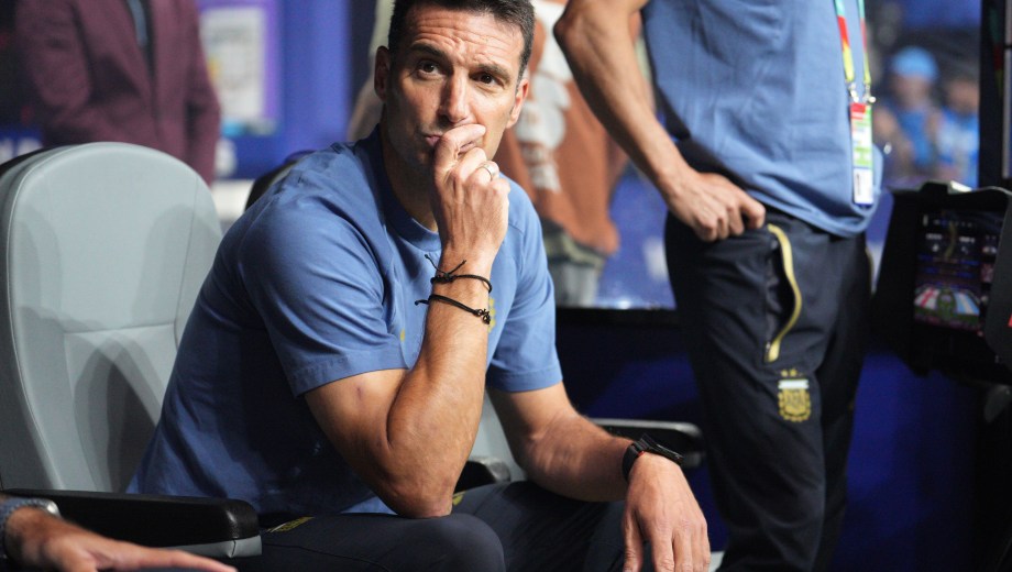 El entrenador se mostró conmovido tras el 2-1 contra los europeos. (AP Photo/Jacob Kupferman)