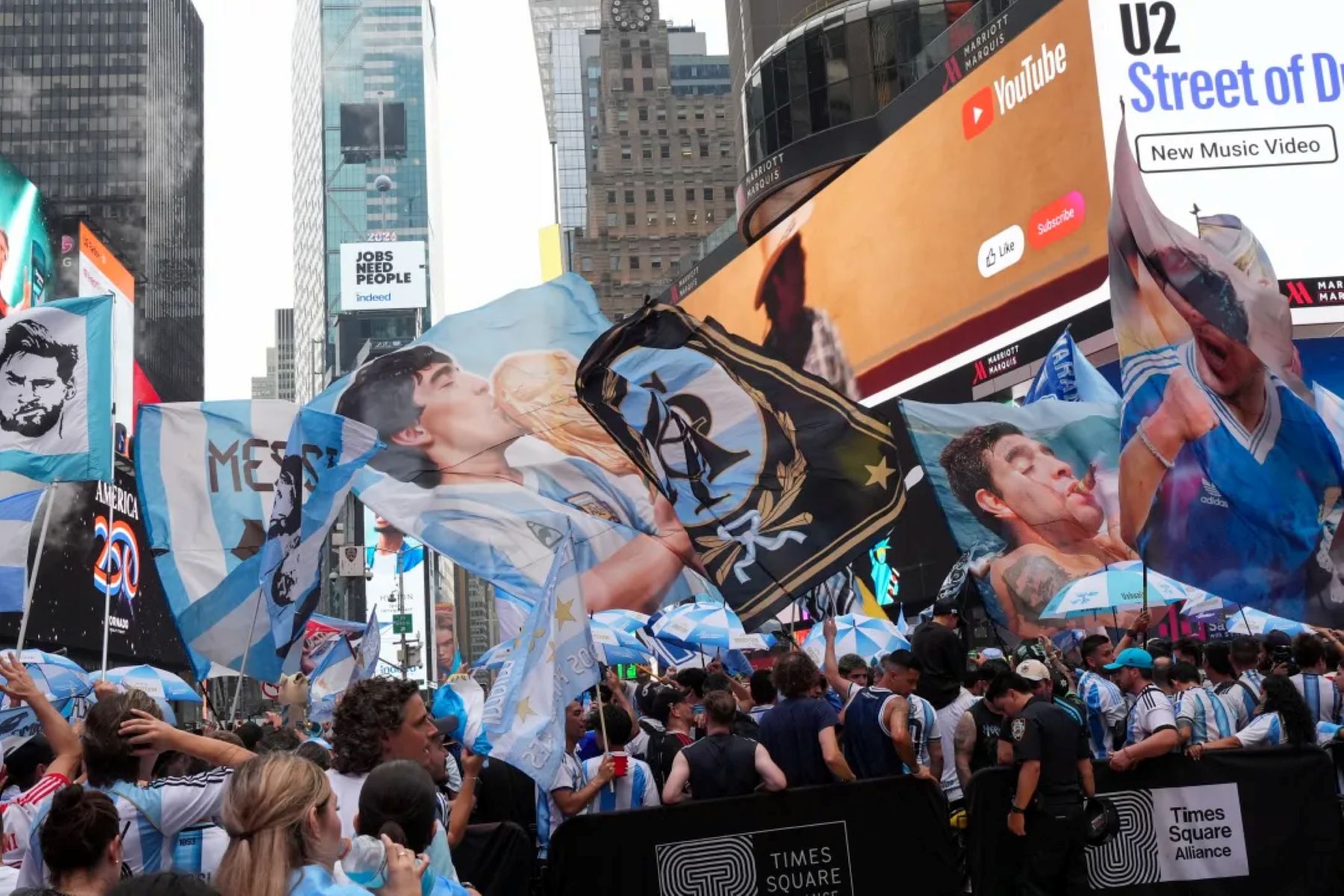 Locura bajo la lluvia: los famosos que coparon Times Square en el histórico banderazo antes de la final del Mundial