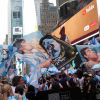 Imagen de Locura bajo la lluvia: los famosos que coparon Times Square en el histórico banderazo antes de la final del Mundial