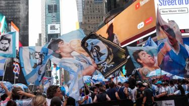 Locura bajo la lluvia: los famosos que coparon Times Square en el histórico banderazo antes de la final del Mundial