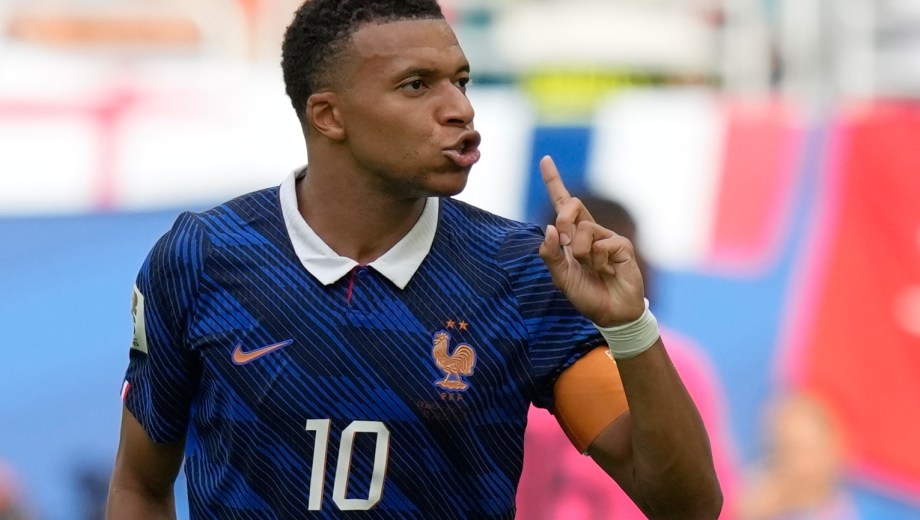 Kylian Mbappé hizo un doblete ante Inglaterra, en el encuentro por el tercer lugar. (AP Foto/Rebecca Blackwell)