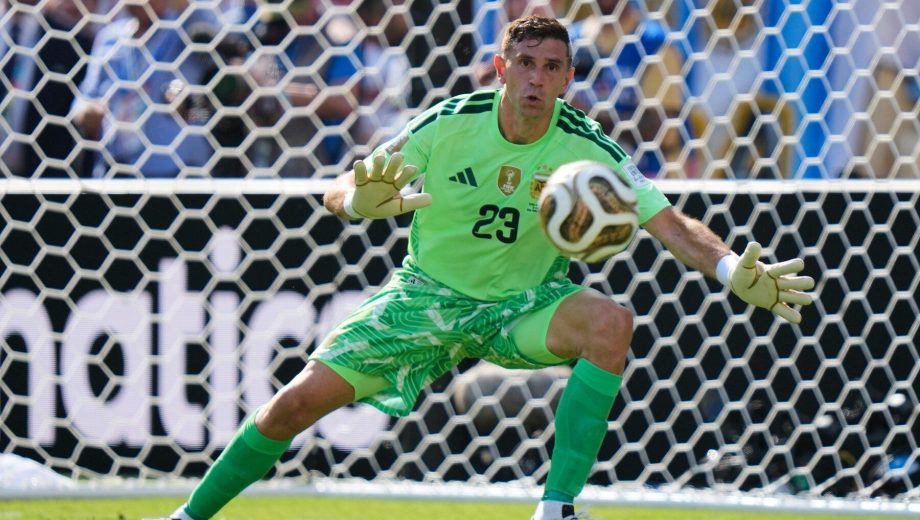 Cuando Argentina más lo necesita, el Dibu está. El golero albiceleste fue determinante durante los 90 minutos.