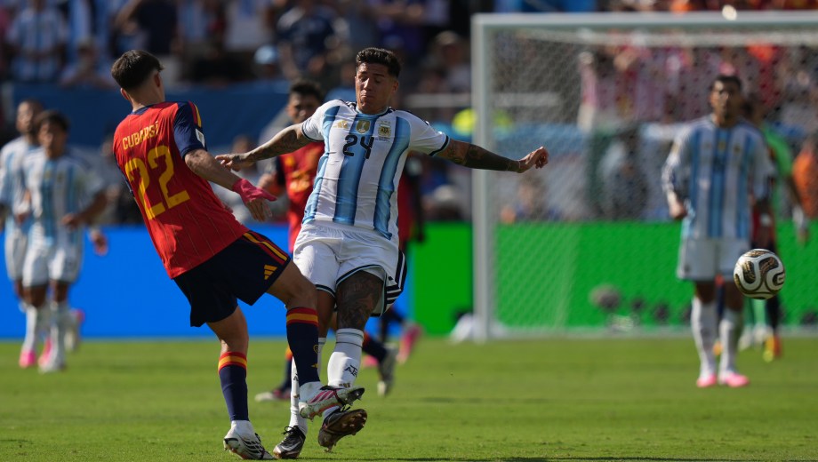 Enzo Fernández fue expulsaldo cerca del final por una fuerte entrada sobre Cubarsí. (AP Photo/Stephanie Scarbrough)