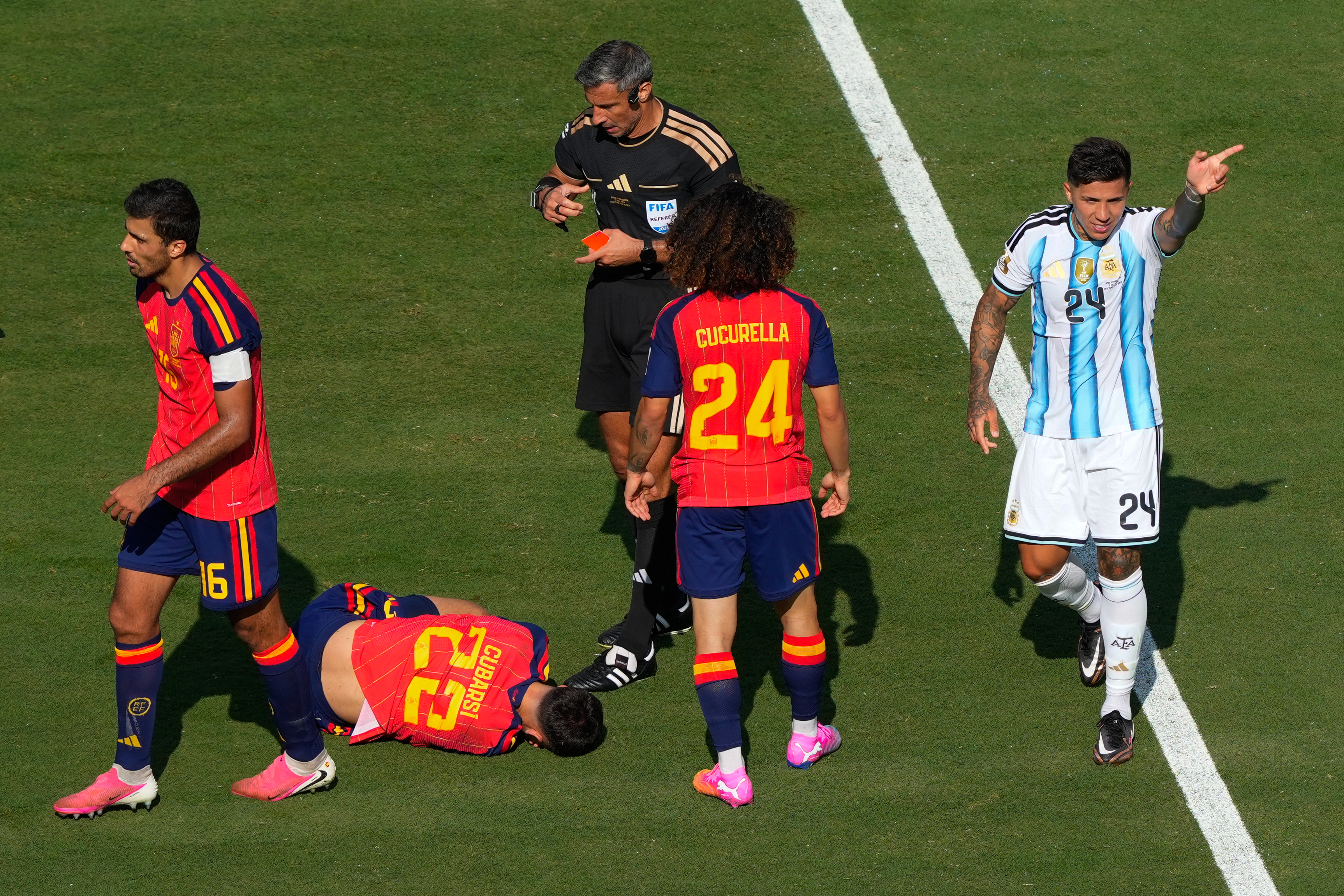 Cómo fue la expulsión de Enzo Fernández que dejó con diez a Argentina en los últimos minutos de la final ante España