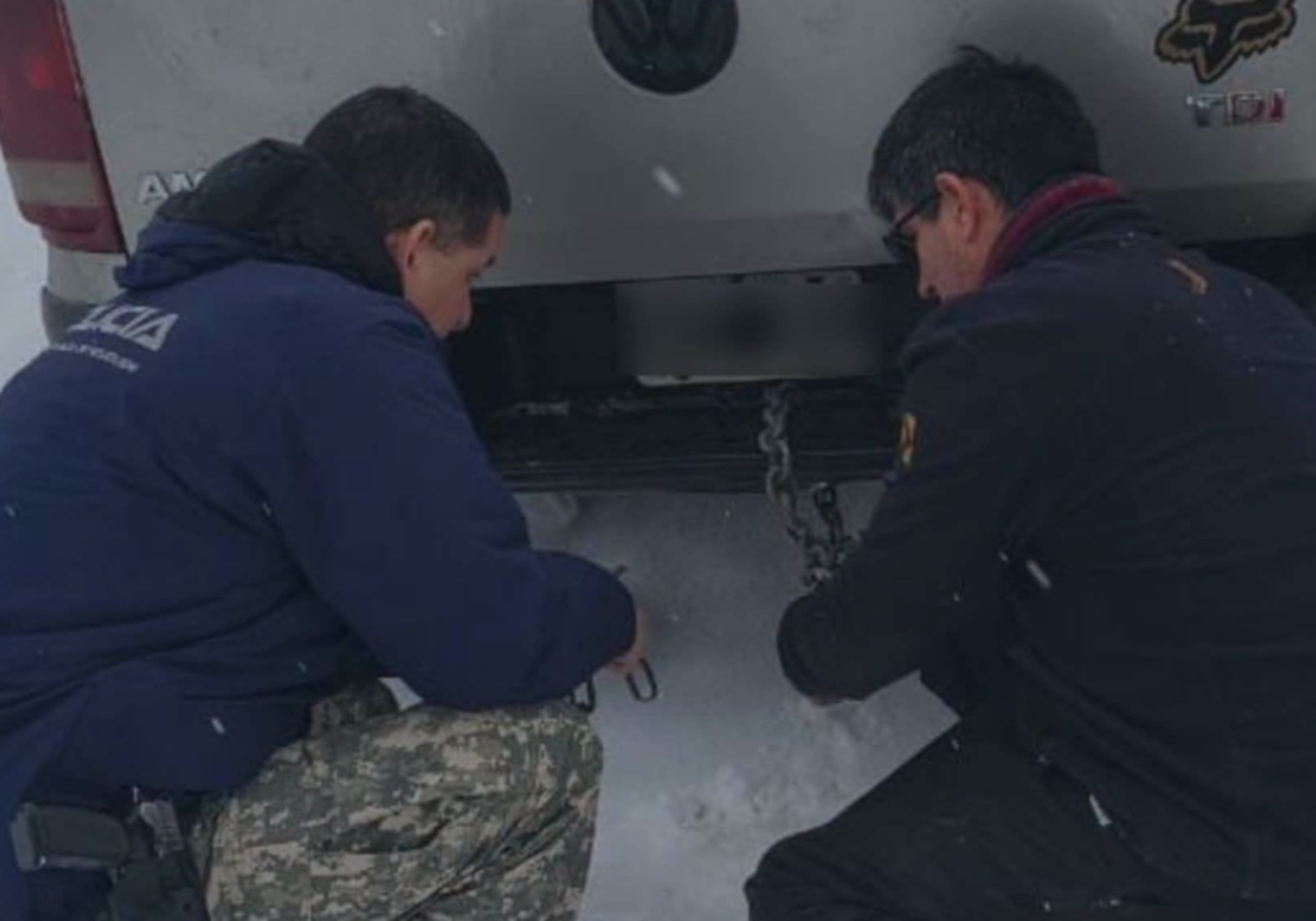 Turistas que viajaban hacia Pehuenia quedaron varados por la nieve: asistieron a 12 vehículos en Primeros Pinos