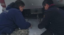 Imagen de Turistas que viajaban hacia Pehuenia quedaron varados por la nieve: asistieron a 12 vehículos en Primeros Pinos
