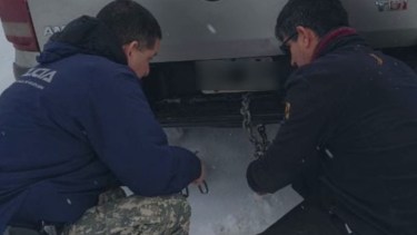 Turistas que viajaban hacia Pehuenia quedaron varados por la nieve: asistieron a 12 vehículos en Primeros Pinos