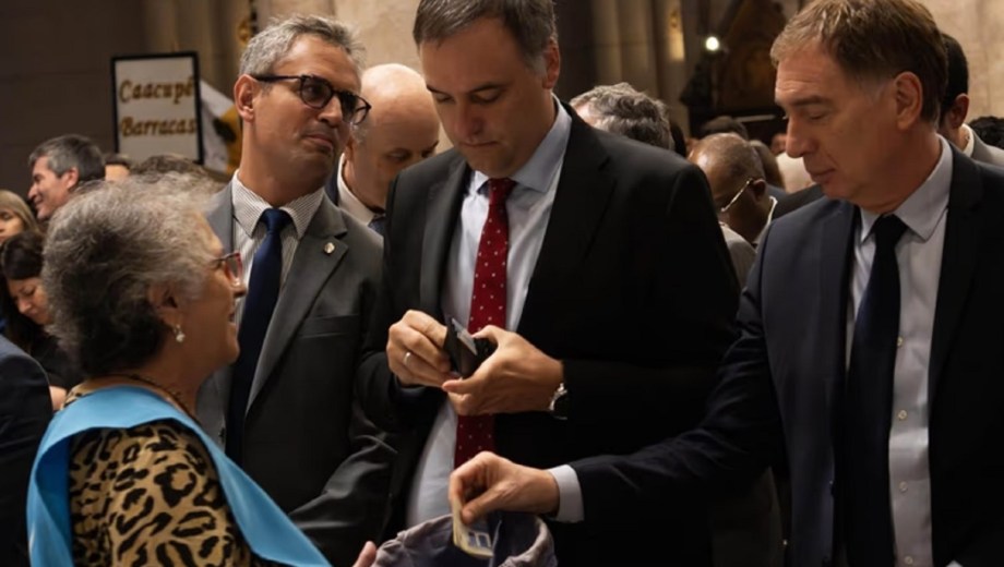 La Justicia prohibió la salida del país a Manuel Adorni por riesgo de fuga en la causa por enriquecimiento ilícito