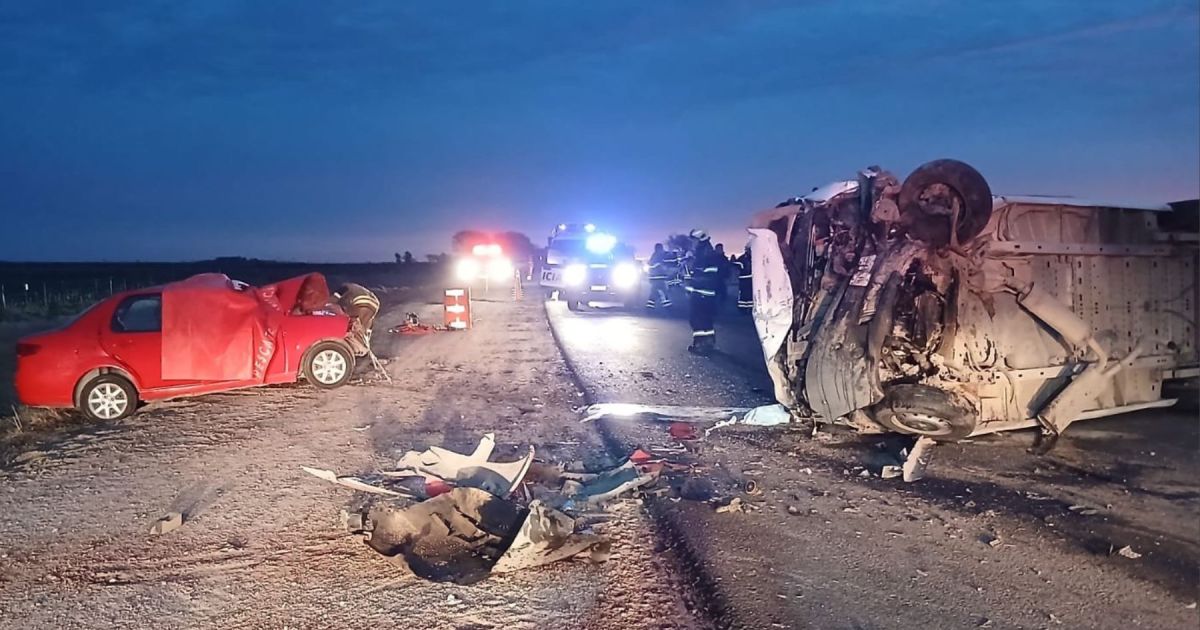 Accidente fatal en Córdoba: dos fallecidos y 16 heridos tras choque entre minibús y auto