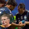 Imagen de ¿Un machete para los penales?: el curioso papel que encontraron los jugadores de la Selección en la botella de Pickford, arquero de Inglaterra