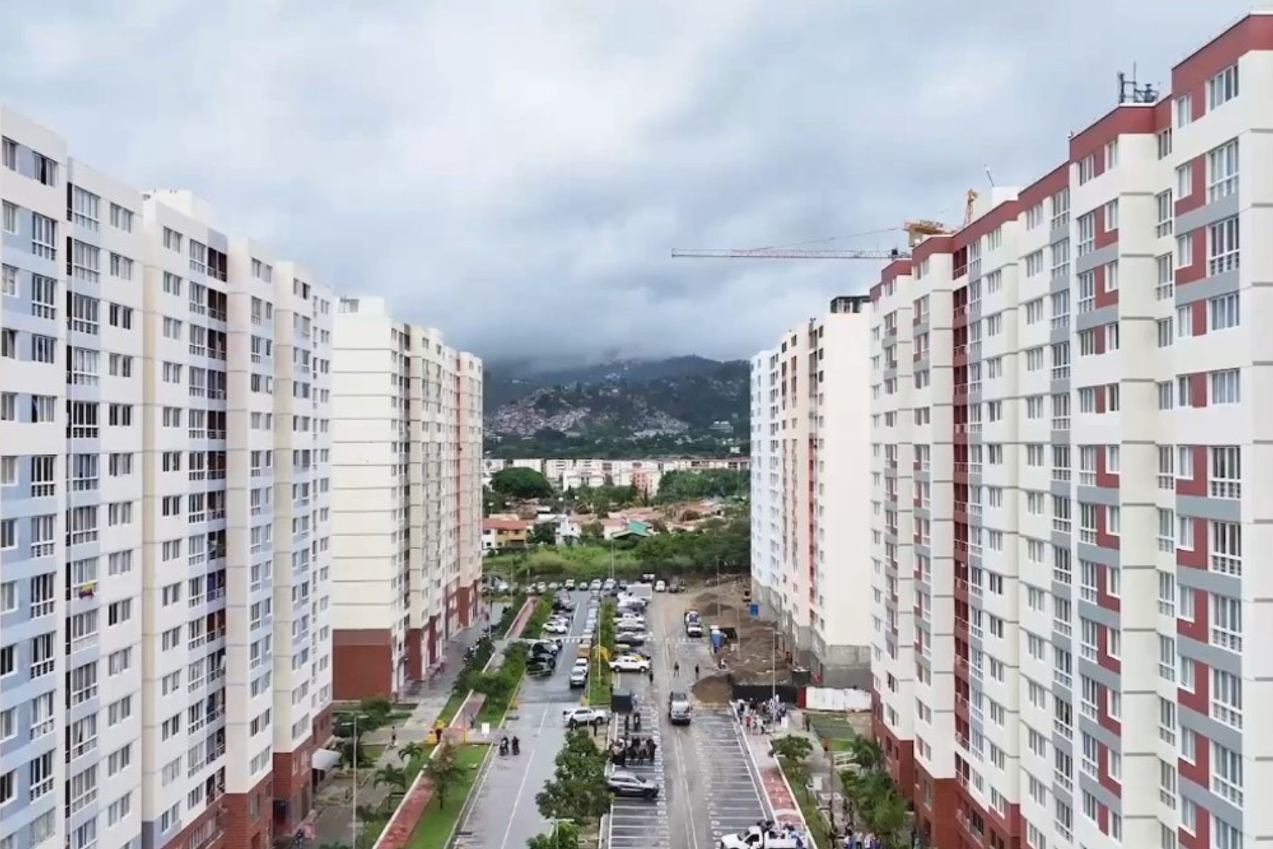 A casi un mes del doble terremoto de Venezuela, el gobierno inició la entrega de viviendas a los damnificados