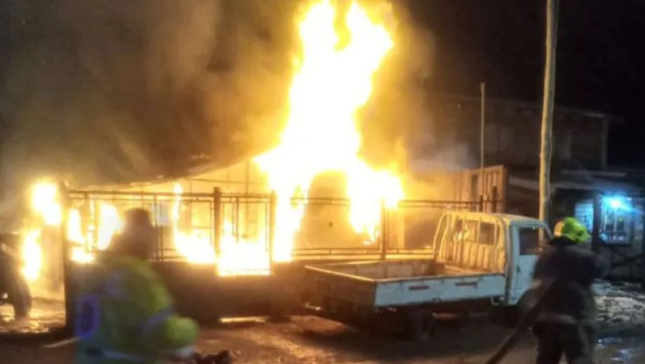 El fuego arrasó con dos domicilios del barrio durante la madrugada (Foto: gentileza)