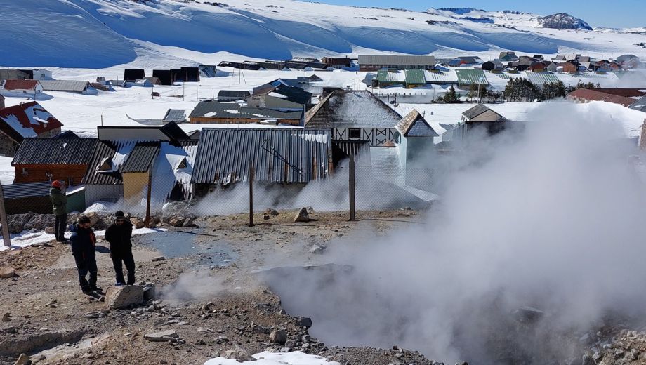 El volcán Copahue libera gases invisibles que pueden poner en riesgo la salud y dañar edificios (Crédito Exactas/UBA)