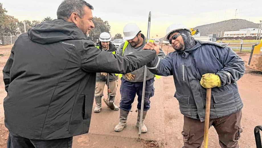 El intendente Fernando Banderet junto a los operarios municipales. Foto: Gentileza