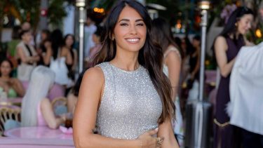 Cómo Antonela Roccuzzo transforma un básico en tendencia: el jean wide leg del 2026