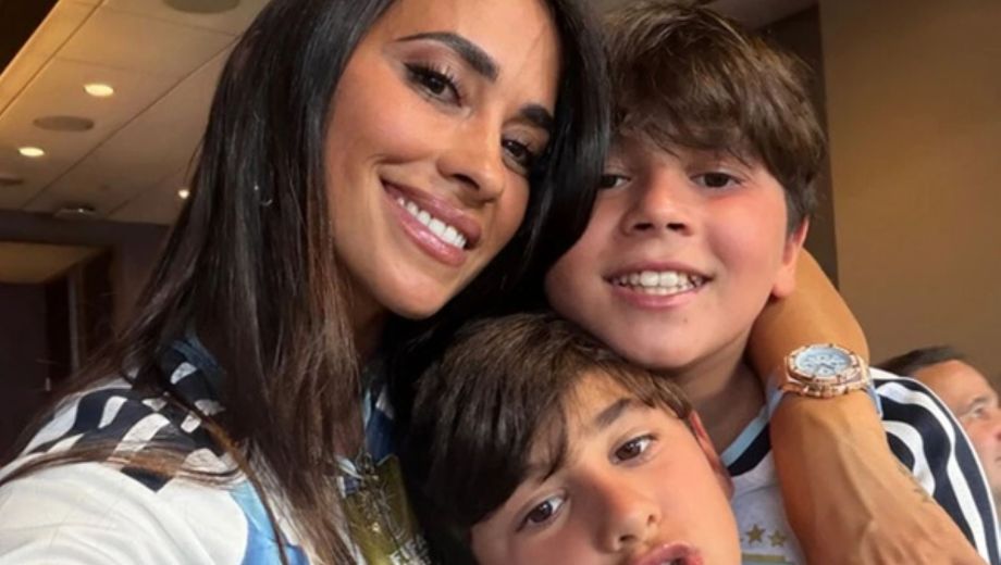 El exclusivo reloj que Antonela Roccuzzo lució en el último partido de la Selección Argentina.-