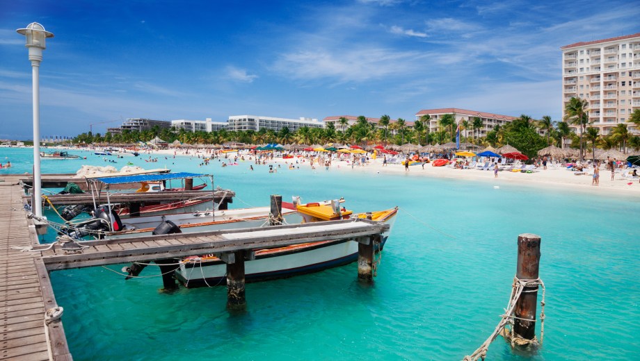 Palm Beach es la playa más animada y desarrollada de Aruba. Sus aguas calmas y transparentes, la arena blanca y la amplia oferta de hoteles, restaurantes y deportes acuáticos la convierten en uno de los lugares más elegidos por quienes visitan la isla.