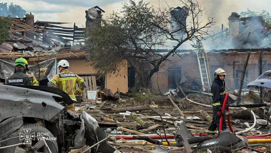 Foto del Servicio de Emergencias de Ucrania que muestra el lugar de los ataques con misiles rusos en la región de Kiev, Ucrania, el viernes 24 de julio de 2026. (Gentileza: AP)
