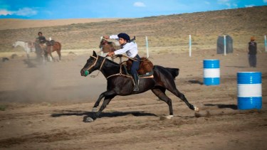 Bautista, con 13 años domó caballos y conquistó el podio de las carreras de tambores