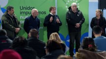 Imagen de Weretilneck y Cortés se mostraron otra vez juntos en un barrio de Bariloche
