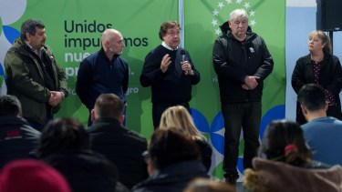 Weretilneck y Cortés se mostraron otra vez juntos en un barrio de Bariloche