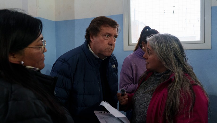El gobernador rionegrino, Alberto Weretilneck, escuchó el pedido de la directora del Jardín 130 del barrio Nuestras Malvinas, Silvia Ruth Schroeder. (foto Marcelo Martínez)