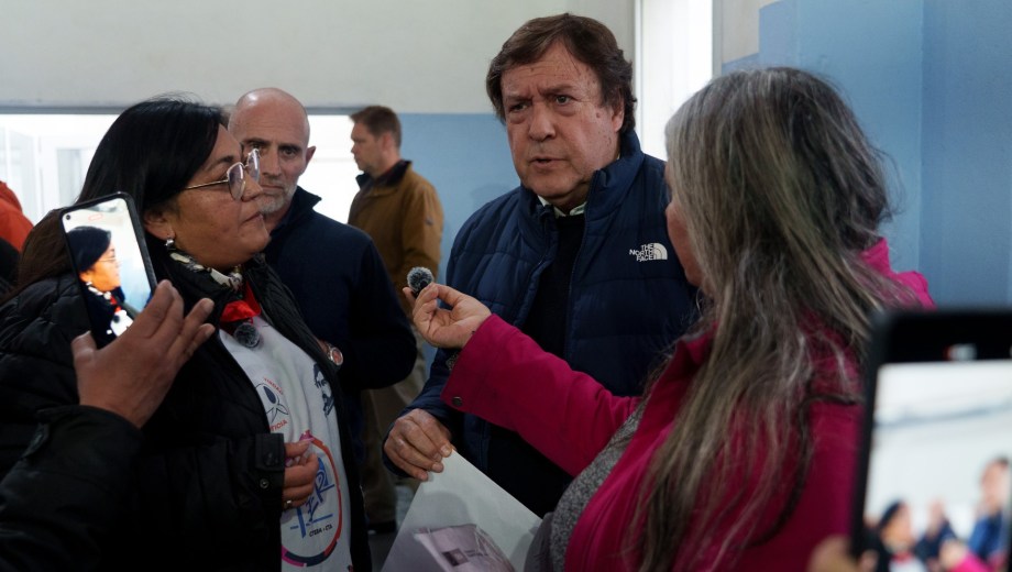 El gobernador Alberto Weretilneck escuchó este miércoles demandas de una docente de la Unter y de la directora del Jardín 130 del barrio Nuestras Malvinas de Bariloche. (Foto Marcelo Martínez) 