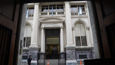 El espejo regional de Javier Milei: qué lecciones dejan Perú, Brasil, Chile y Colombia para la reforma del Banco Central