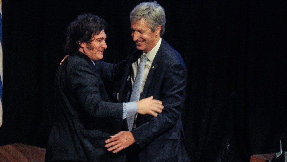 Javier Milei junto a 
Santiago Bausili. Foto: Clarín Fotografía 