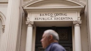 Sueldos bimonetarios: el BCRA habilitó las cuentas sueldo en dólares, cómo funciona