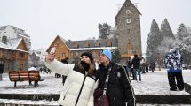 Imagen de Mirá las mejores fotos de la nieve en Bariloche: turistas felices y calles blancas