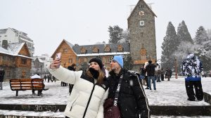 Mirá las mejores fotos de la nieve en Bariloche: turistas felices y calles blancas