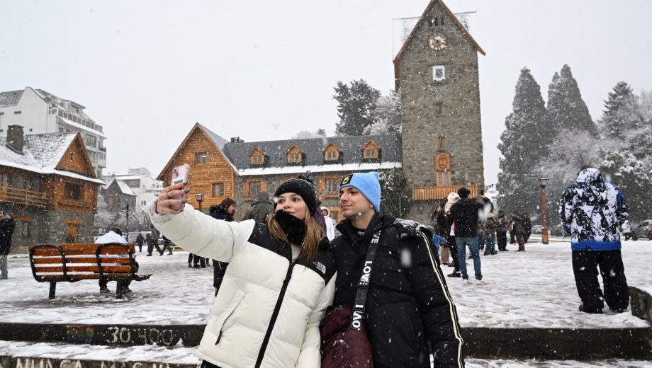 La nieve llegó a Bariloche y deslumbró a los turistas. Día de fiesta para las vacaciones de invierno. Foto: Chino Leiva