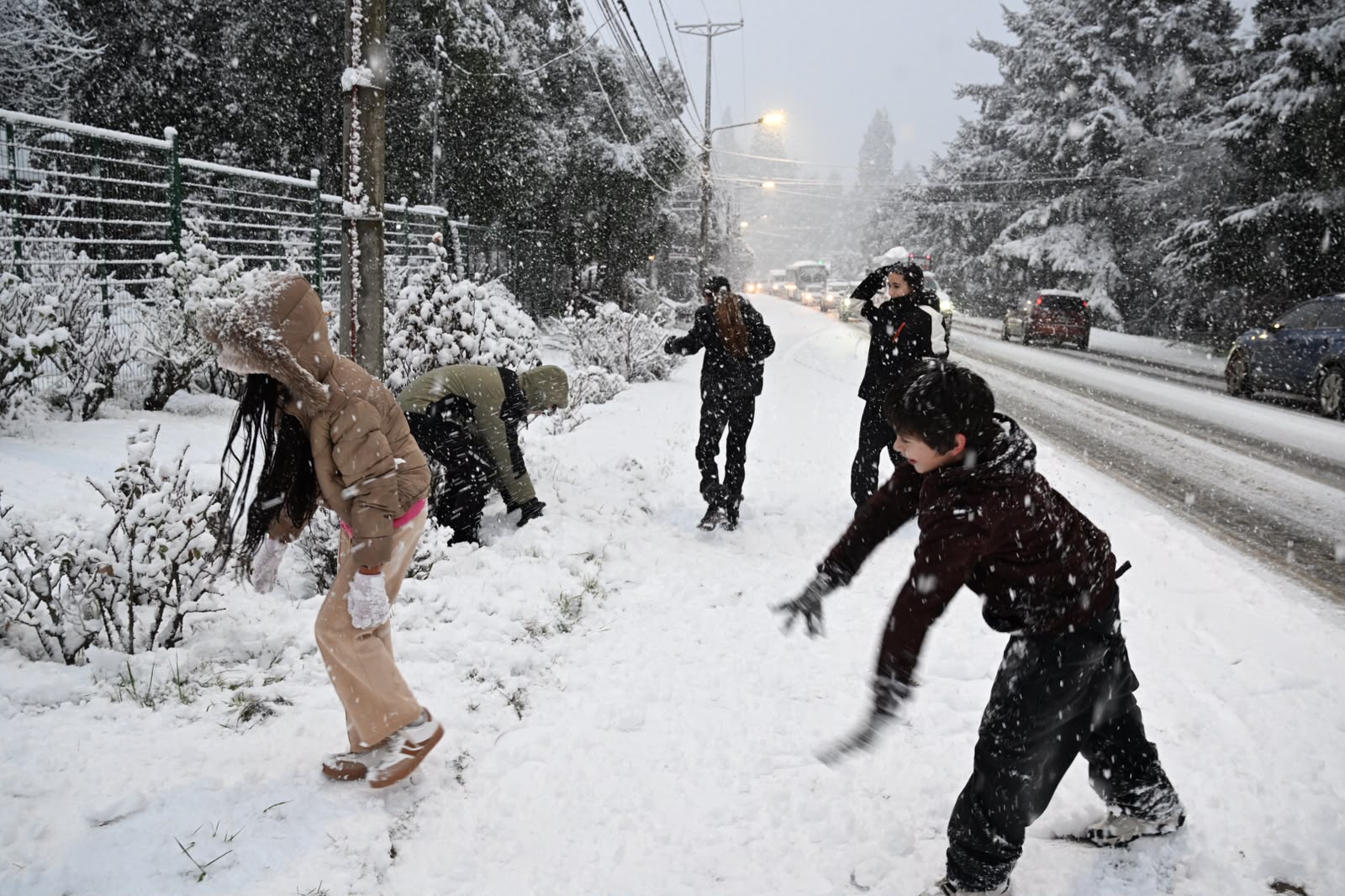 Bariloche enfrenta otra jornada de nevadas y hielo en sus calles y rutas