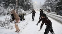 Imagen de Otra mañana bajo la nieve en Bariloche: rutas y calles complicadas por el hielo