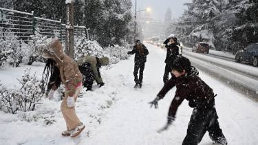 Otra mañana bajo la nieve en Bariloche: rutas y calles complicadas por el hielo