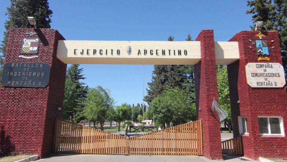 El Batallón de Ingenieros de Montaña 6 de Neuquén está próximo a un centro comercial. (Archivo/Oscar Livera).