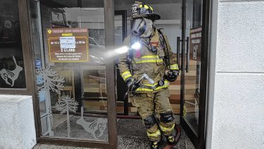 Video | Incendio en pleno centro de Bariloche: evacuaciones y rápido combate del fuego en un restaurante