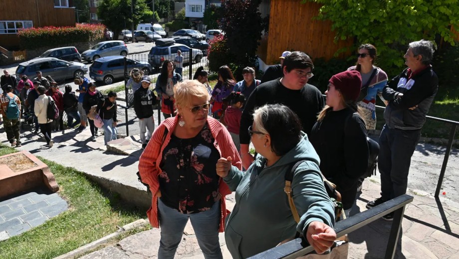 Apenas el Instituto Municipal de Tierra y Vivienda para el Hábitat Social abrió en marzo pasado la inscripción para el sorteo de los lotes sociales cientos de personas concurrieron a anotarse al organismo. (Foto de archivo Alfredo Leiva)