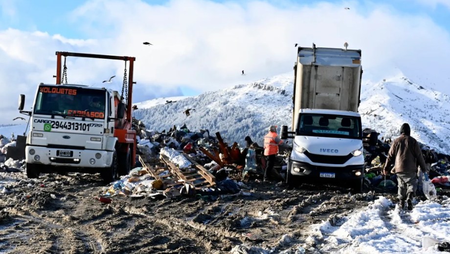 El basural a cielo abierto emplazado a unos 8 kilómetros del centro de Bariloche causa numerosos trastornos. (foto de archivo)