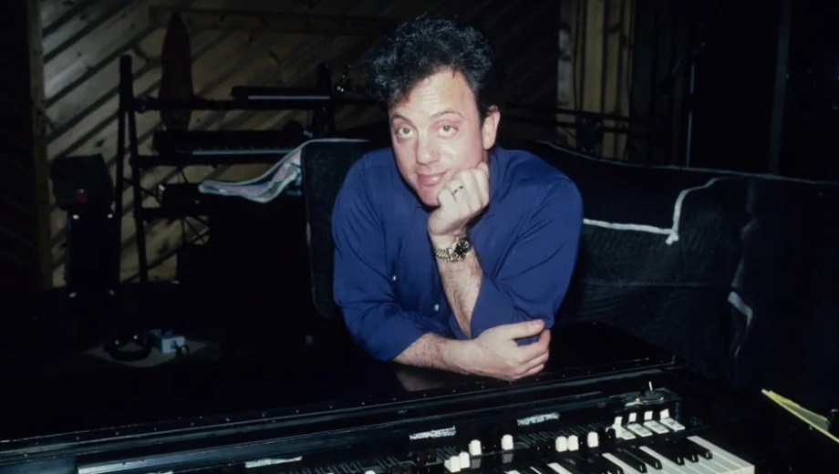 Billy Joel en el estudio, durante la grabación de The Bridges.